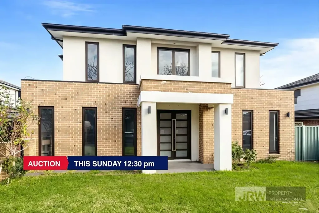 Mount Waverley 4房 醒目楼梯，时尚石材厨房 Statement Staircase, Sleek Stone Kitchen