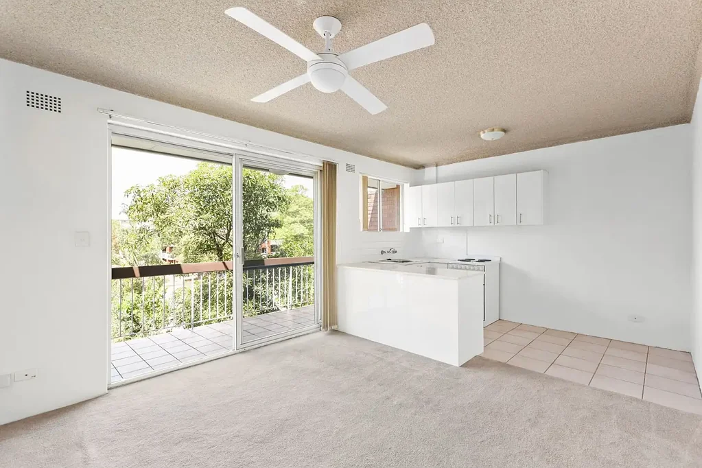 Top floor beachside apartment