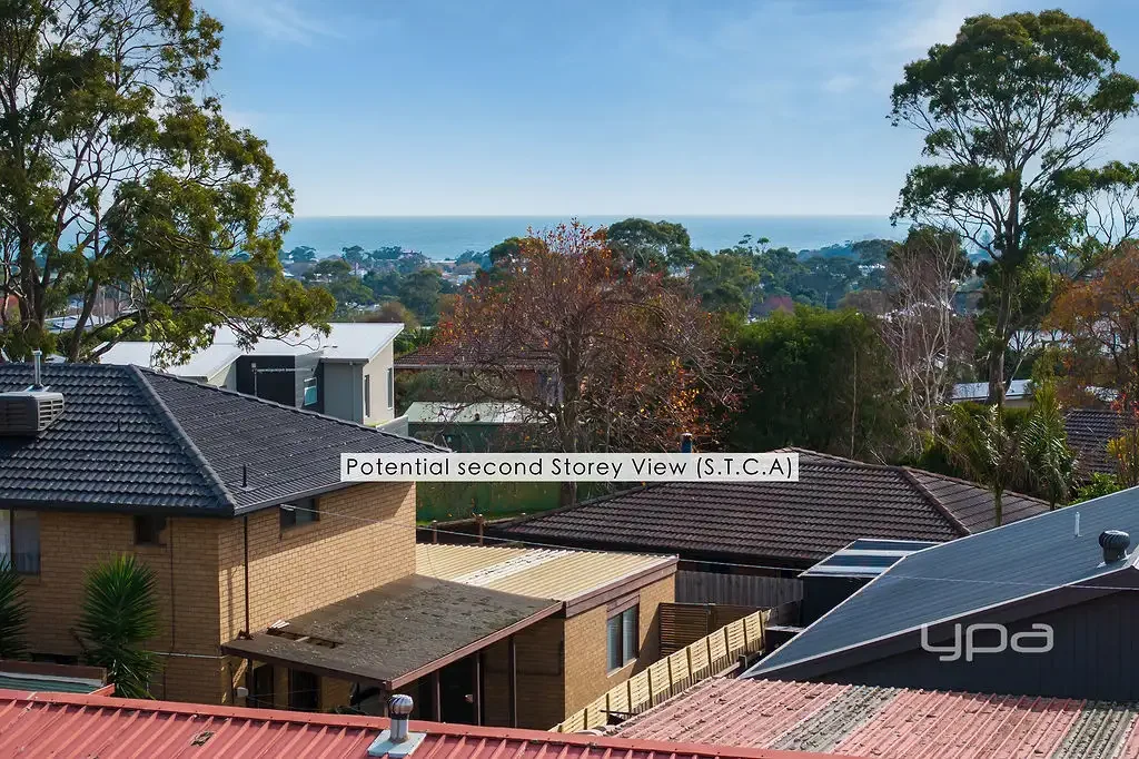 Dromana 4房 海滨生活梦想 优越地理位置 宽敞明亮室内 独立空调浴室 私人客套房可能性无限 未来增建海湾景观 完美家庭度假投资选择。 Fantastic Family Home or Seaside Escape!