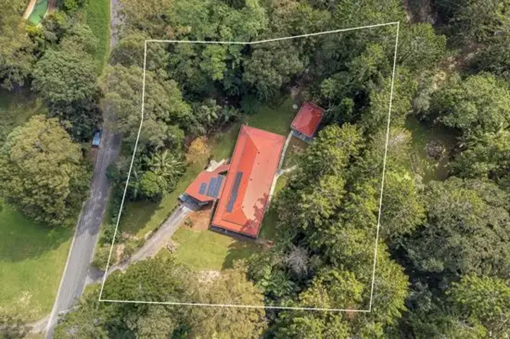 Nunderi 6Kwarto Retreat with Versatile Accommodation in a Rain Forest Setting