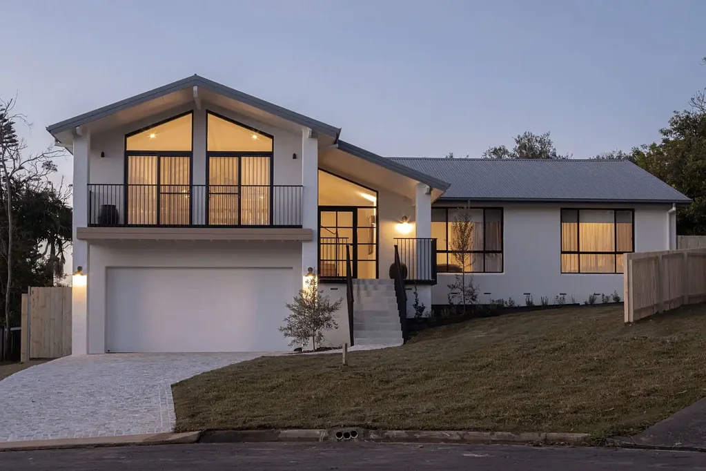 Bateau Bay 4 Bedroom A Luxurious Modern Mediterranean Retreat Minutes from the Beach