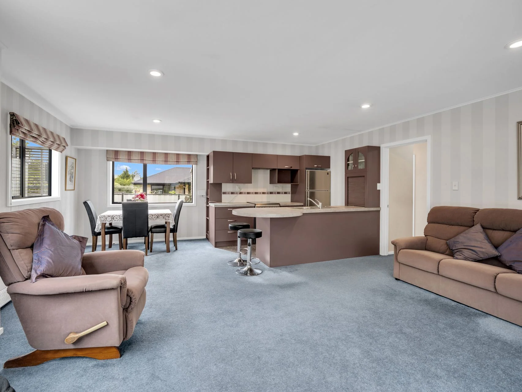 Weston 3Phòng ngủ Room to grow on Grove Avenue