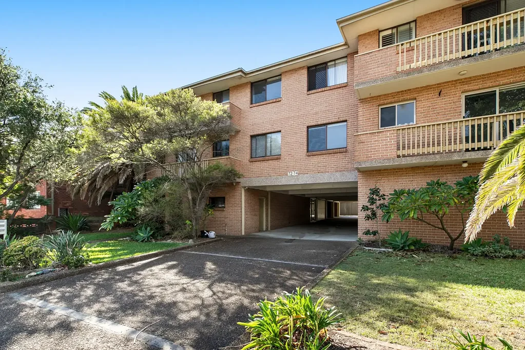 Spacious Fully Furnished Beachside Apartment with North-Westerly Aspect