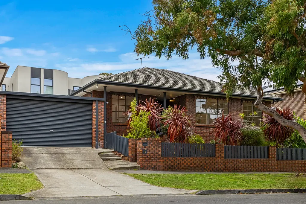 Balwyn 3房 Premium Balwyn位置 宽敞三卧 主卧独卫 采光充足 低维护花园 靠近精英学校 商店交通 Family Comfort in a Prime Balwyn Location