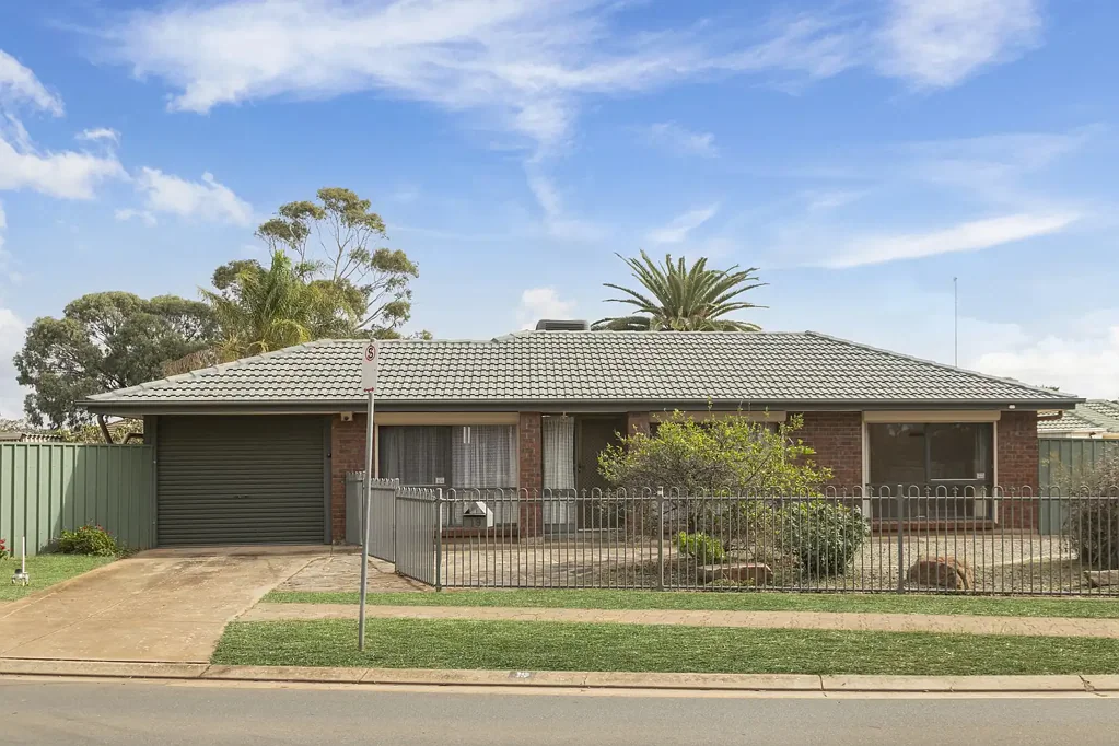 Burton 3ห้องนอน A Much-Loved Family Home Packed with Potential on 603sqm (Approx.)