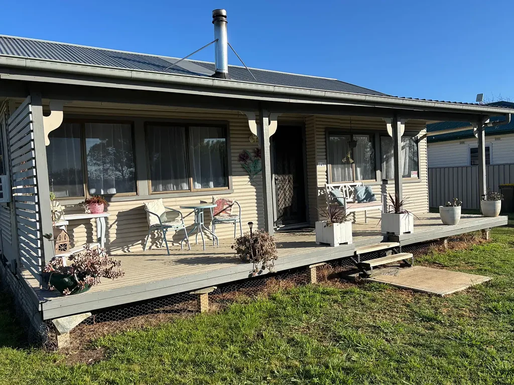 Coolah 3બેડરૂમ Well-Located 3-Bedroom Home - Solar, Storage & Rural Outlook