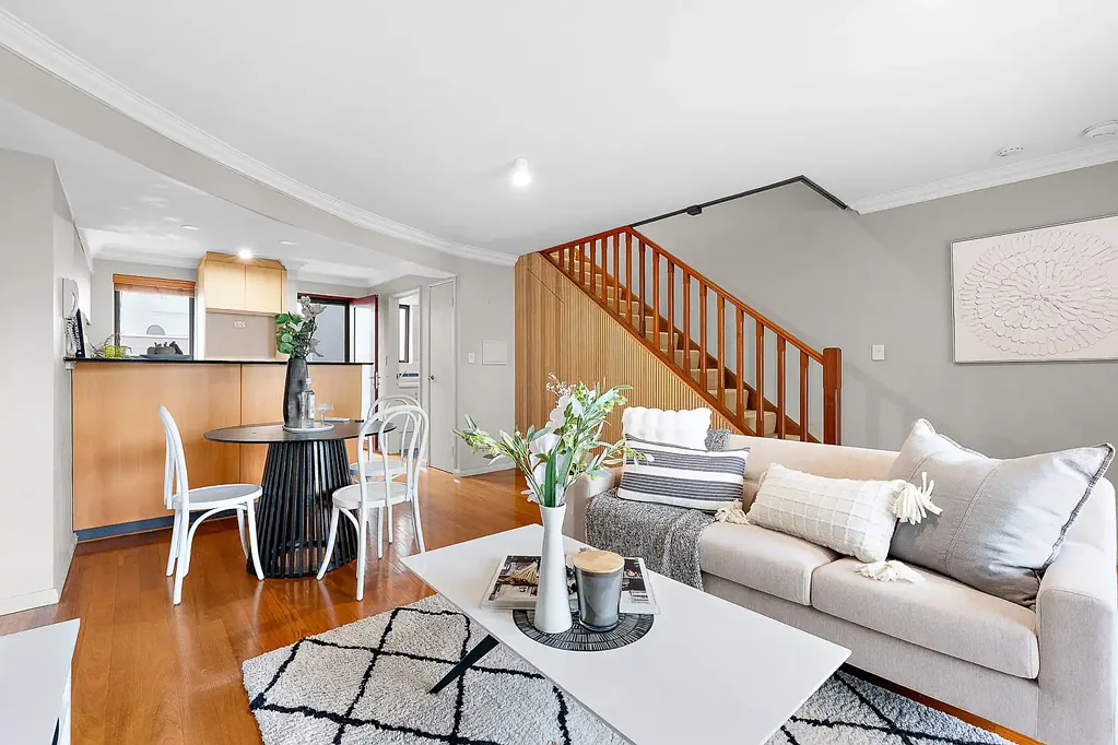 West Perth 2Zimmer Two-Storey Apartment with Dual Ensuites & Private Courtyard in Prime West Perth Location