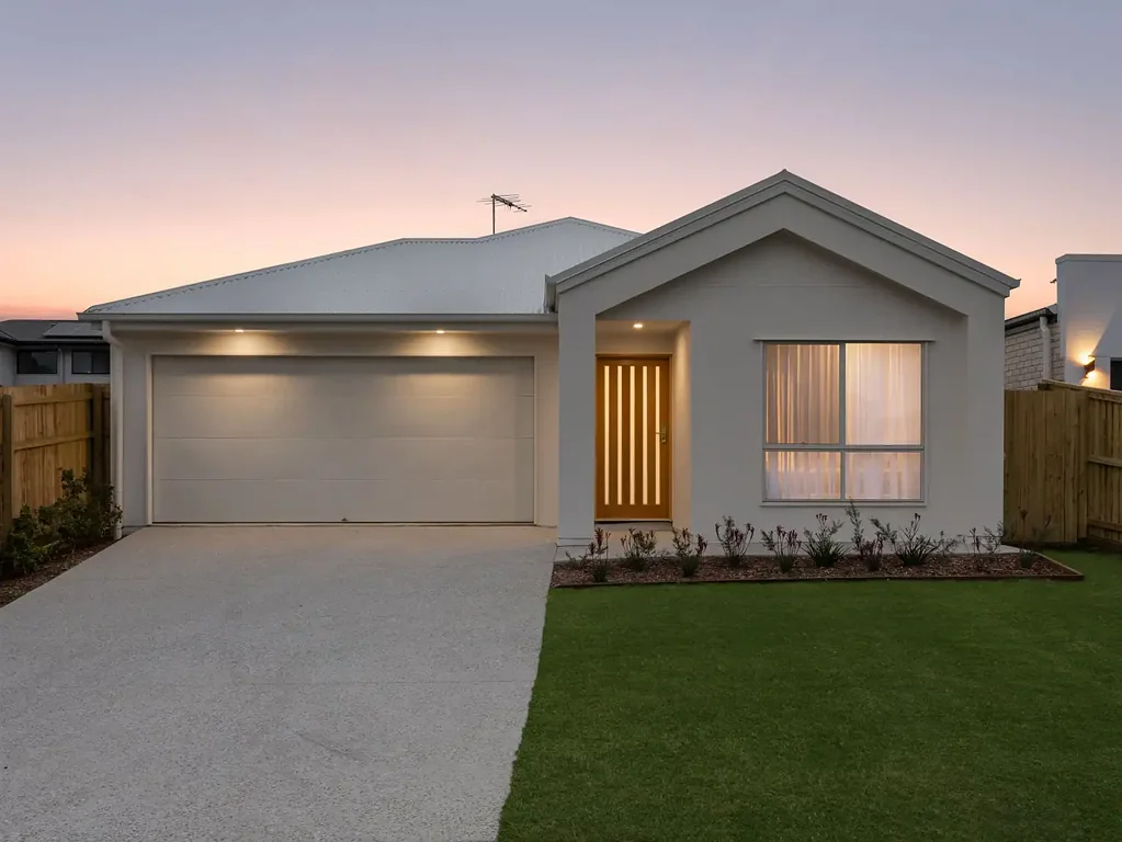 Loganlea 4Zimmer Brand New, Move-In Ready + Built For Modern Low Maintenance Living