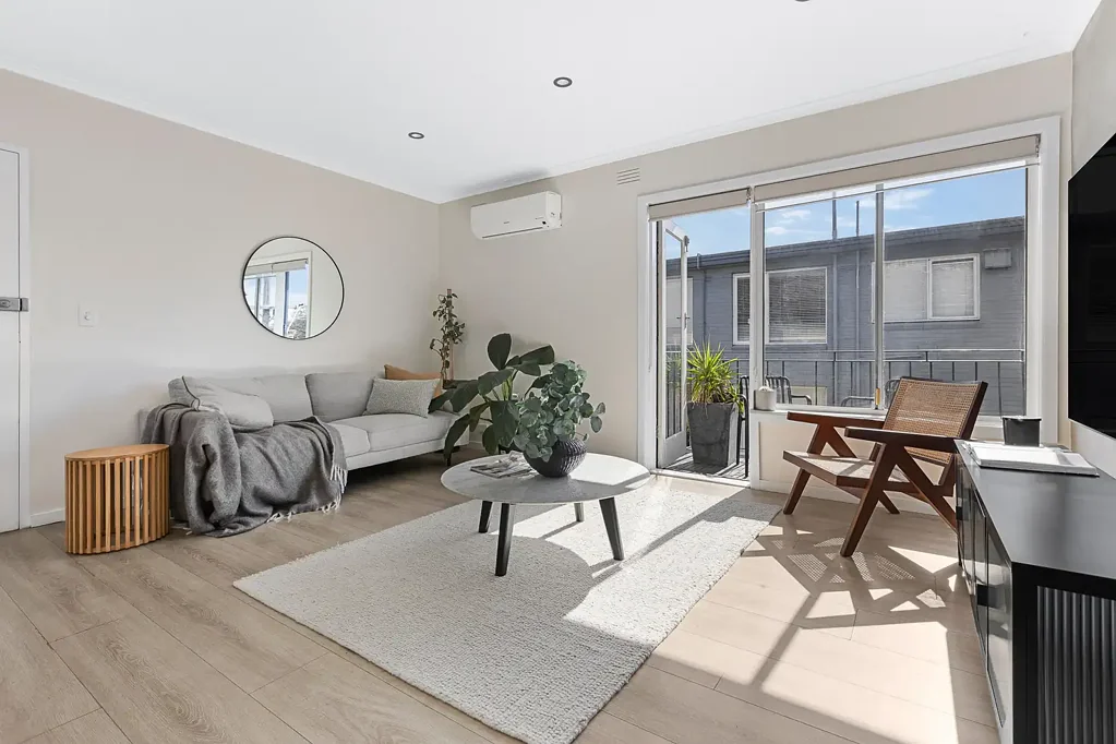 Prahran 2ਬੈੱਡਰੂਮ Top-Floor Perfection with Unmatched Light & Privacy