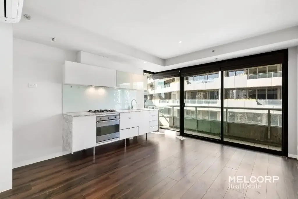 Melbourne 1房 市中心黄金地段 安全车位配置 采光充足 开放式布局 时尚石材厨房 全宽遮盖阳台 城市景观视野 高端设施齐全 Experience luxury and ultra-convenience inner city living