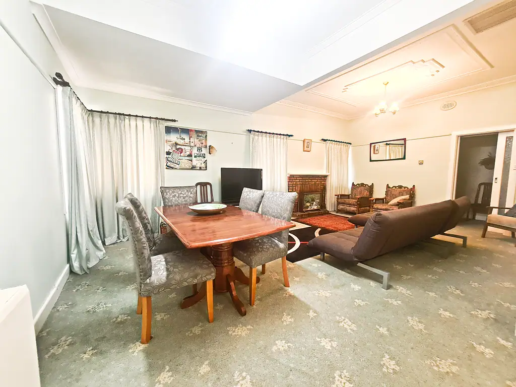 Swan Hill 4कमरा 4 bedroom home large block. Investment potential, 3 possible ways to make money. subdivision approved, currently Airbnb. hold and enjoy the growth.