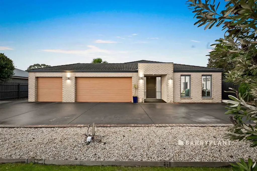 Mornington 6房 双居住空间 1072㎡稀有地 大开间厨房 独立单元 双门禁通道 地暖三车位 Two Homes, One Block – The Ultimate Family Compound