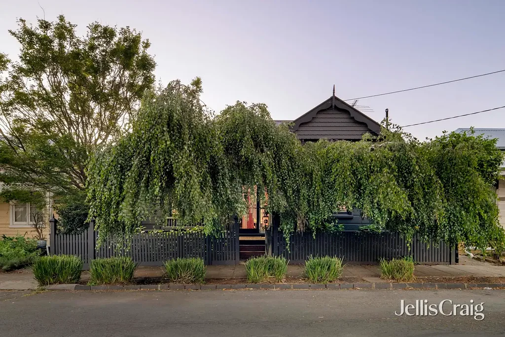 Fitzroy North 4房 雕花游廊 维多利亚式 宽敞角落 纹理墙 波罗的海松木 高天花板 现代浴室 不锈钢台面 Ilve电器 开放式起居 拱形天花板 后院绿洲 水景花园 工作室 水暖加热 分体空调 洗衣房 灌溉系统 Elegance & Excellence in a Walk-Everywhere Location