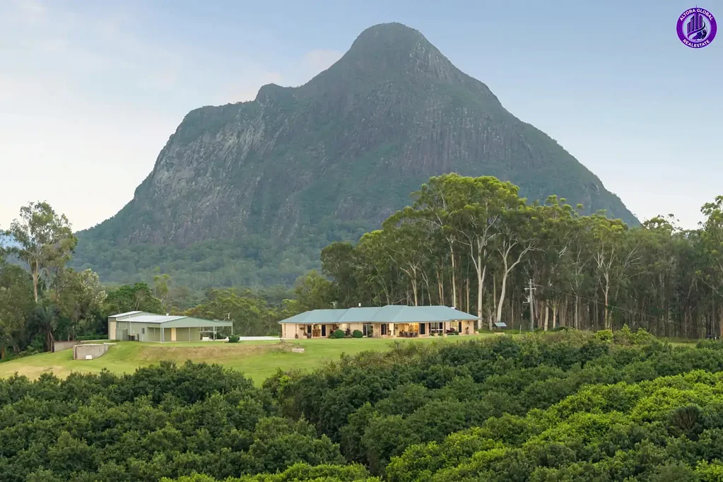 Glass House Mountains 8 Bedroom 25 ACRES. TWO HOMES. MACADAMIA ORCHARD. ICONIC MOUNTAIN VIEWS.