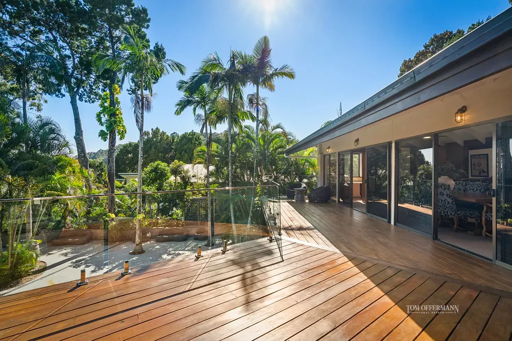 Noosa Heads 3 Bedroom A Retro Masterpiece with Coastal Elegance