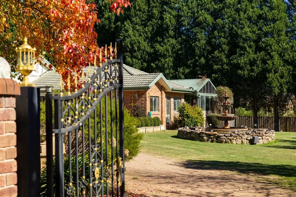 Burradoo 5房  Vendor Relocating | Exceptional Huge Block with Pool & Granny Flat