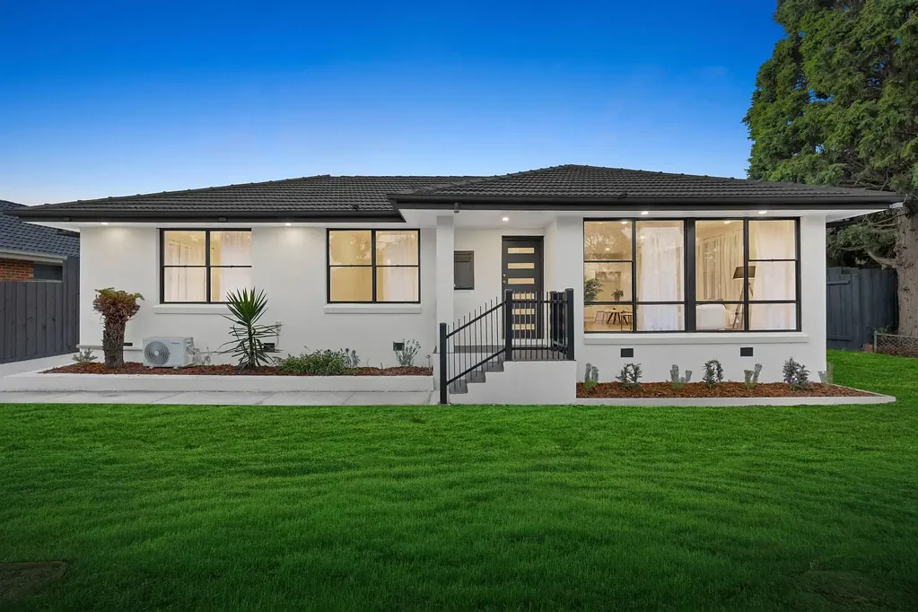 Frankston North 3房 全屋翻新随时入住 主卧带套间 双车库加两车位 太阳能节能 俯瞰公园 绿地环绕 家门口FoodWorks 短程CBD海滩 The Brief: Freshly Renovated Family Living with Nothing Left to Do
