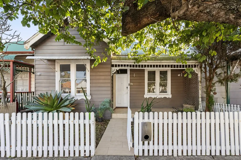 Mascot 3બેડરૂમ Freestanding Family Home with Rear Lane Access in a Sought-After Address