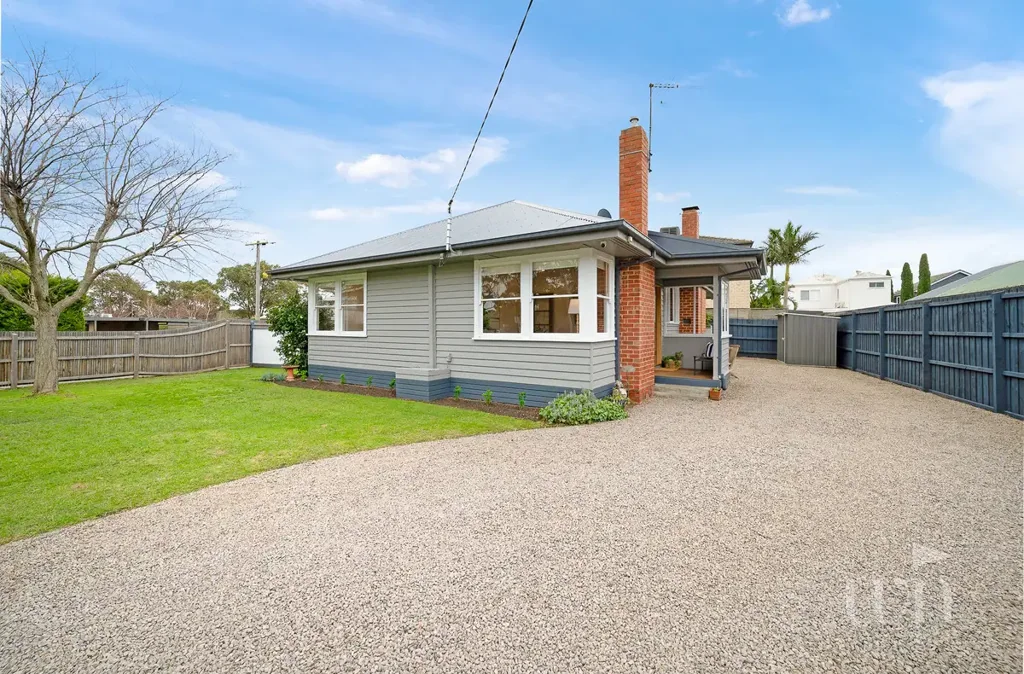 Mornington 3ห้องนอน Beautifully Renovated Family Living in a Prime Beachside Setting