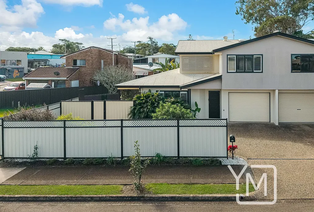Caloundra 3 Bedroom Spacious Two-Storey Duplex - Prime CBD Location - Walk Everywhere