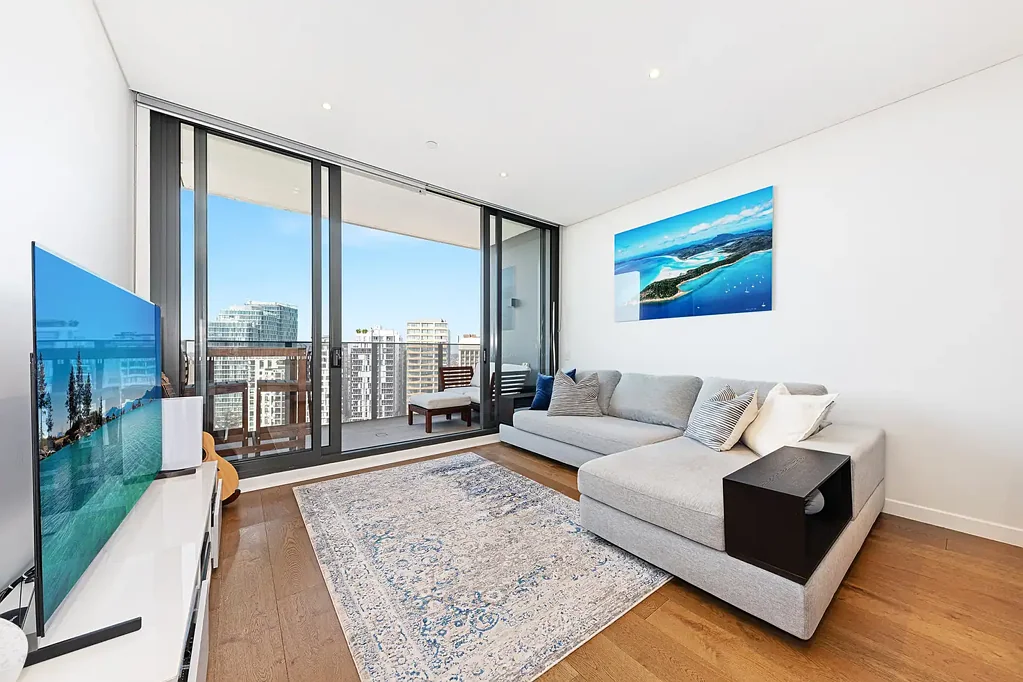North Sydney 2房 街区后侧 宽敞、雅致的两卧室公寓，享有全景 REAR OF BLOCK Spacious, elegant two-bedroom apartment with panoramic views