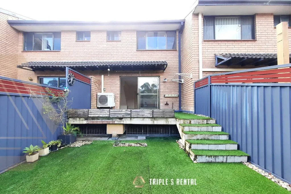 Quiet & Courtyard & Tiles in the Living Area & Bathtub & Floor Heating & Air-Conditioning & Close to MQU