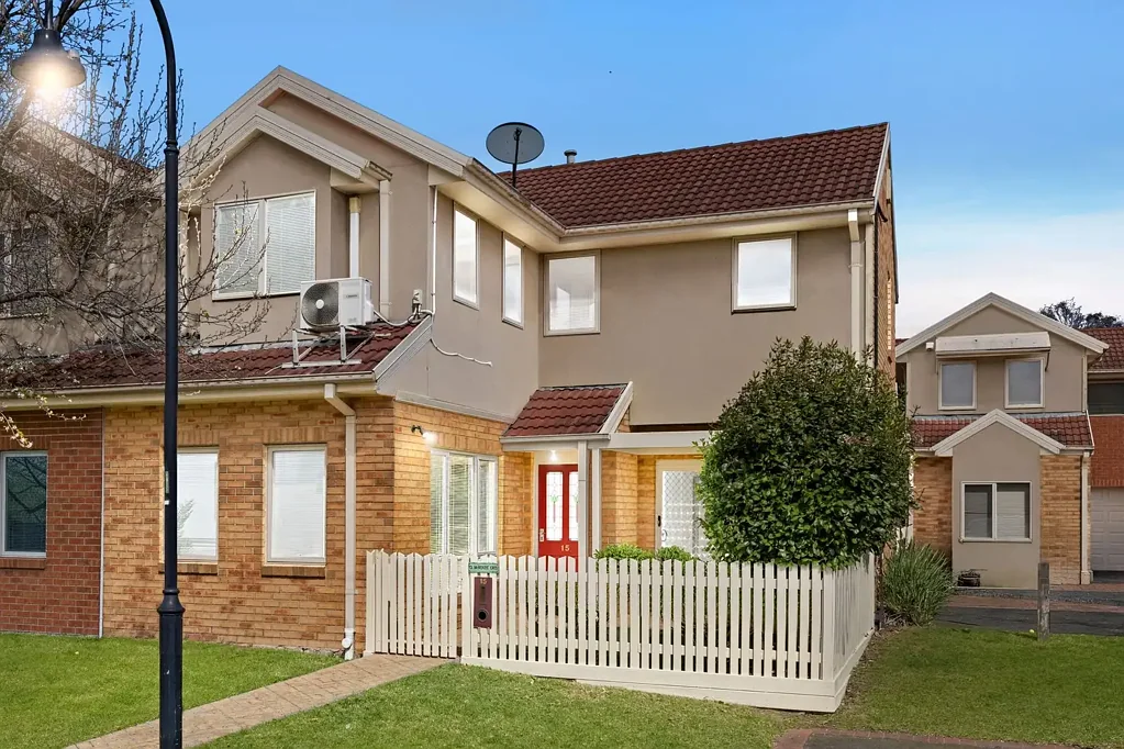 Glen Waverley 3房 全新、时尚、位置优越 FRESH, STYLISH & PERFECTLY POSITIONED
