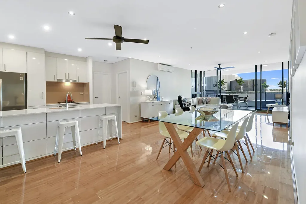 Southport 2房  Sprawling Apartment With Quality Finishes Throughout