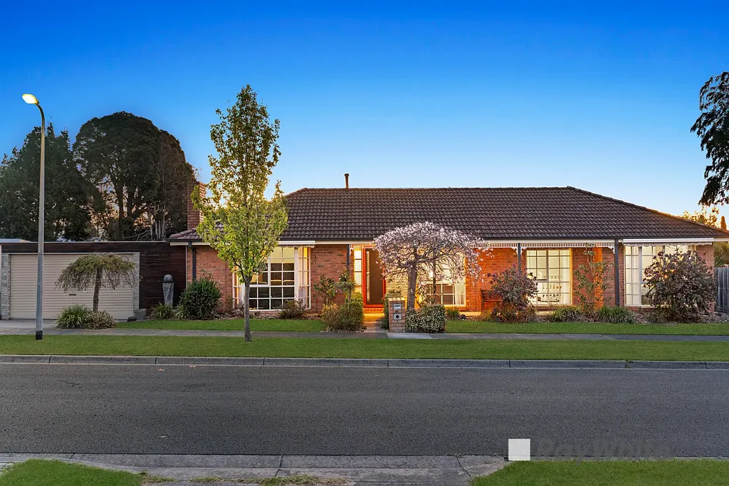 Narre Warren 5Kwarto Spacious Family Living with Poolside Entertaining