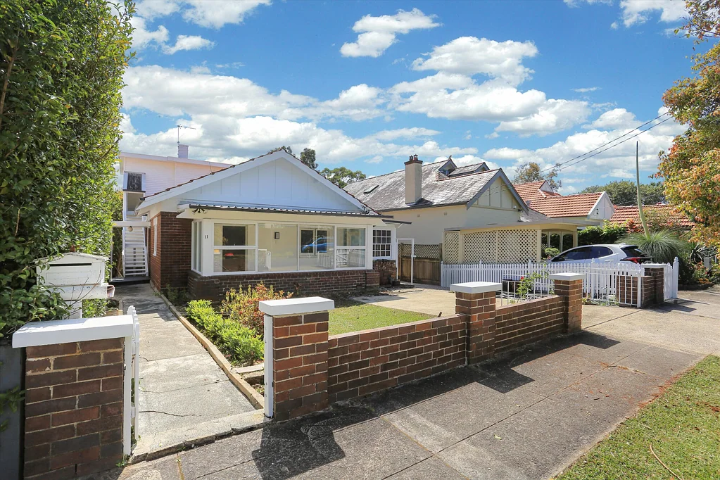 Peaceful One Bedroom Retreat with Sunroom & Study – Walk to Chatswood CBD
