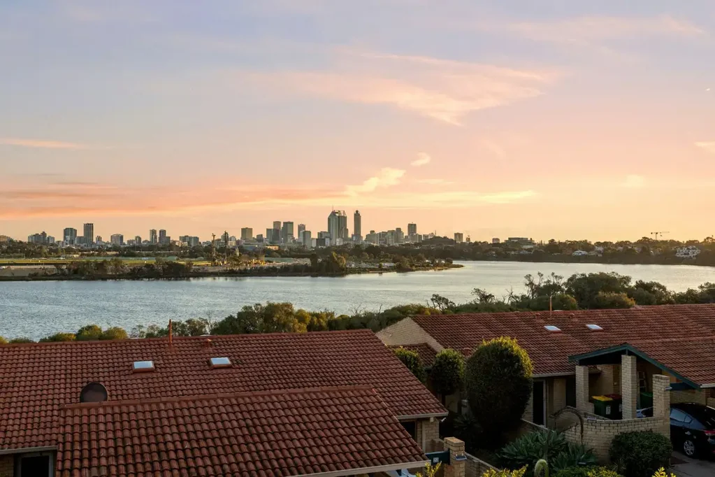 Maylands 3 Bedroom SUPERBLY LOCATED TOWNHOUSE WITH STUNNING RIVER VIEWS!!!
