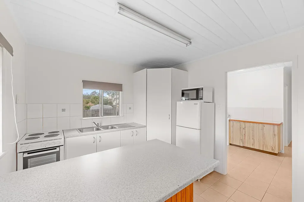 27 Raglan Street, Mount Larcom, QLD 4695
