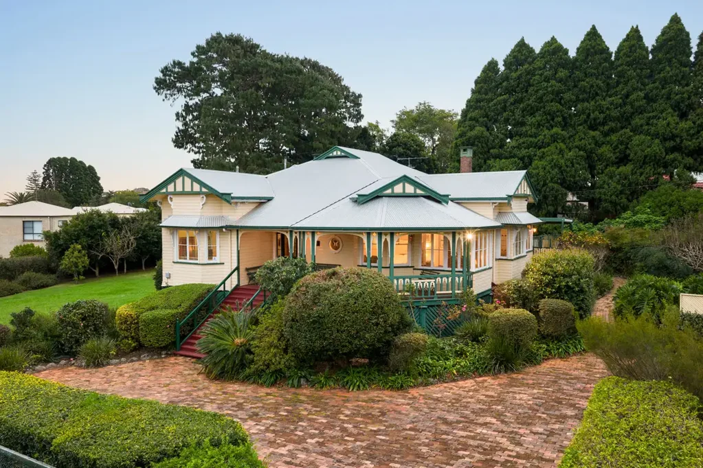 Mount Lofty 4ห้องนอน One Landmark Opportunity - 1 Acre in 4 Titles with Views