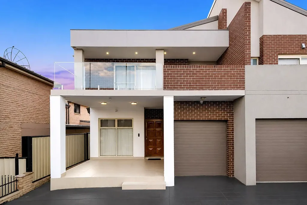 GRAND FIVE BEDROOM HOME OFFERING MODERN LIVING IN A PRIME LOCATION