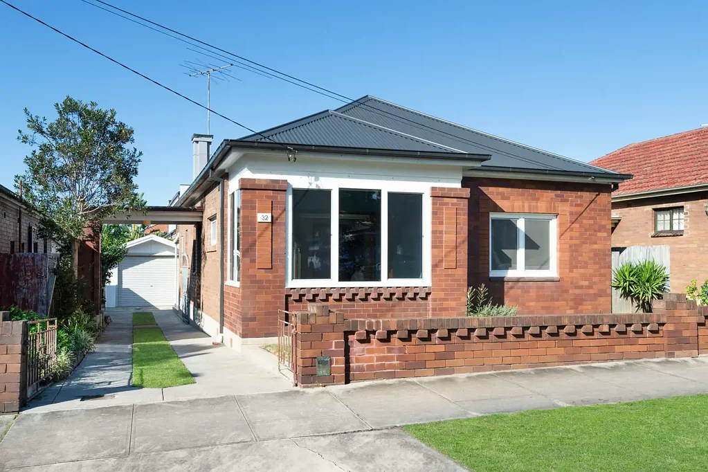 Rodd Point 3ਬੈੱਡਰੂਮ Elegant Period Bungalow Offering Sunlit Family Living in Prime Peninsula Setting
