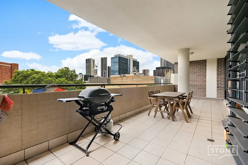 Parramatta 2房  Elevated northerly aspect with open plan living