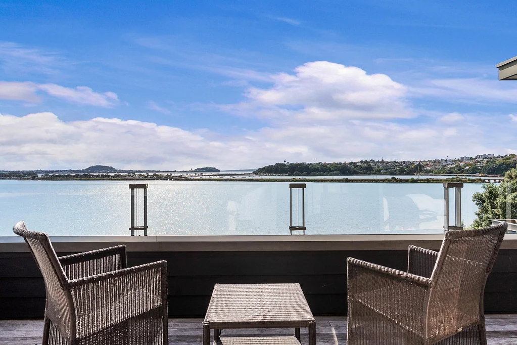 Remuera 4Phòng ngủ RARE WATERFRONT LIVING ON VICTORIA AVENUE