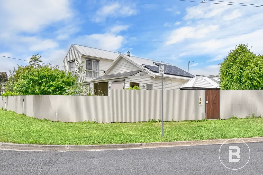 Maryborough 4 Bedroom The Entertainers Choice! Ample Shedding on Generous 1180m2 Allotment!