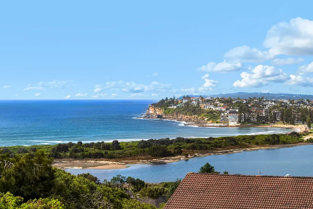 Collaroy 5 Bedroom Stunning coastal views with north-facing entertainer's haven