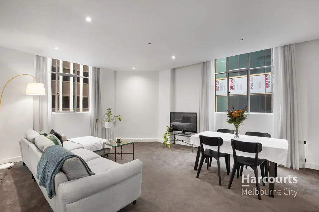Fully Furnished in Henty House!