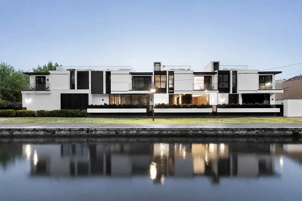 Elwood 3房  Architectural luxury with waterfront poise and a spectacular rooftop terrace