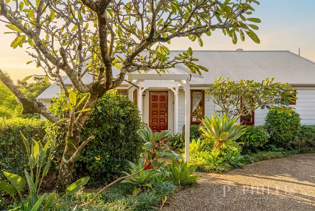 Carrara 4कमरा Elevated Family Entertainer with Hinterland Views & Expansive Outdoor Living