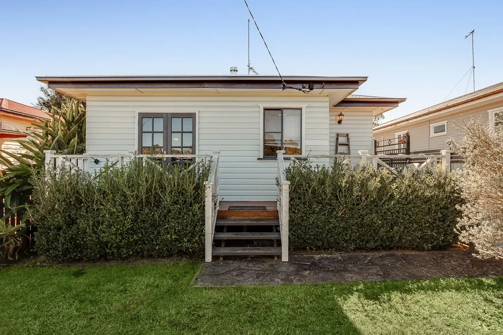 South Toowoomba 4房 双收入物业 728m²全围栏地块 长期租约$700周租 CBD便捷生活 独立双住宅 高收益投资 Dual-Income Investment in Prime South Toowoomba