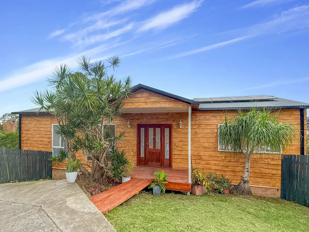 Spacious Family Home with Stunning Escarpment Views