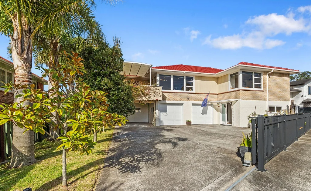 Blockhouse Bay 5 Bedroom Freehold & Standalone with Double Garage