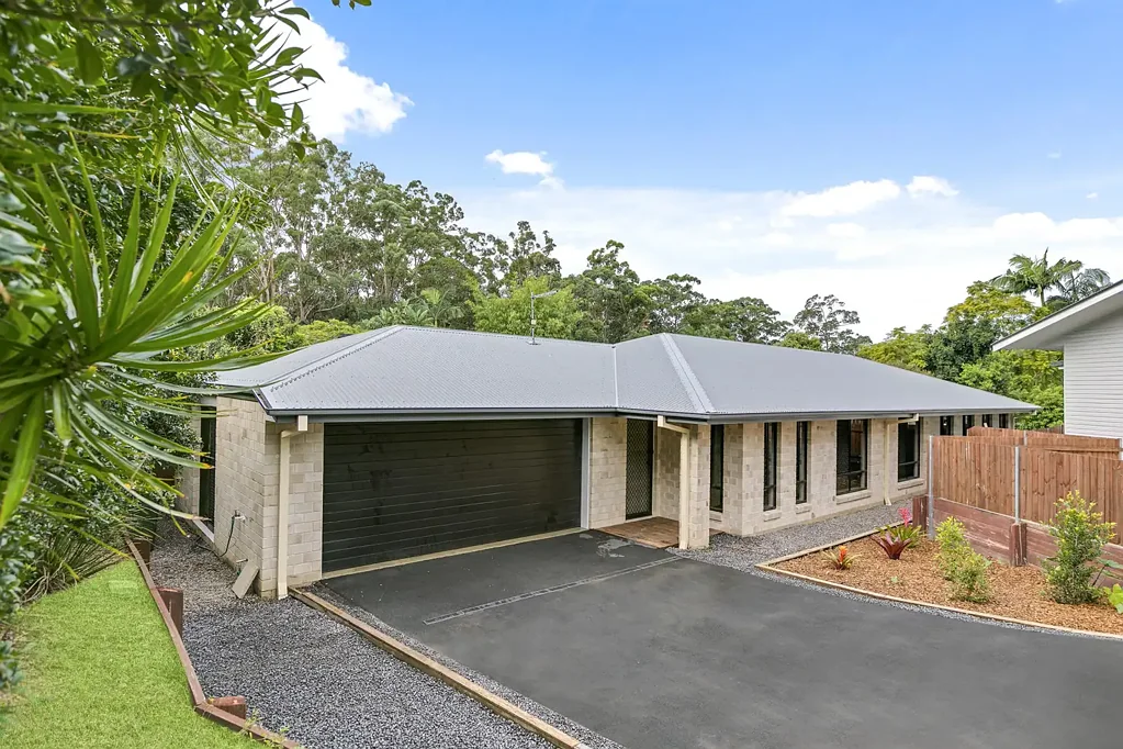 Yandina 4 Bedroom Easy maintenance, modern near new home