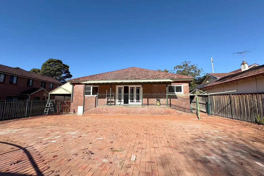 5 Bedroom House Plus Granny Flat, Walk to Station!