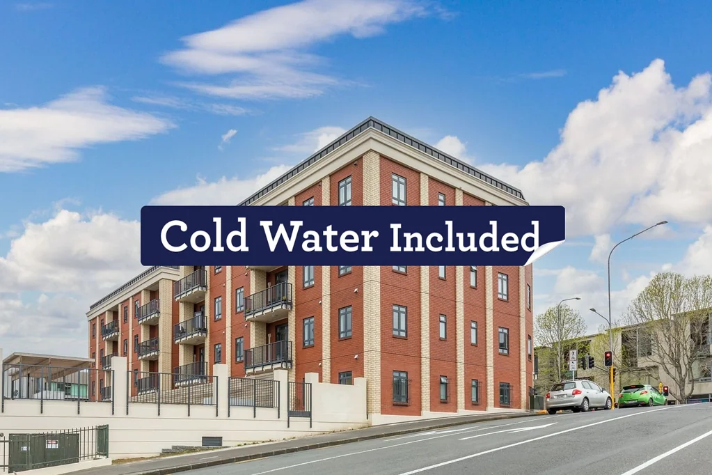 Stunning corner apartment 3 bedrooms and 2 bathrooms.