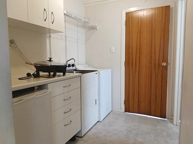 This is a well presented lovely and sunny downstairs flat,