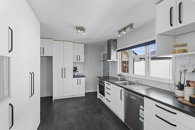 Bright Three Bedroom Home In Hoon Hay!